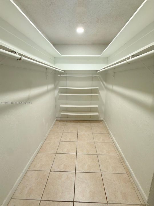 For Sale: $329,900 (2 beds, 2 baths, 998 Square Feet)