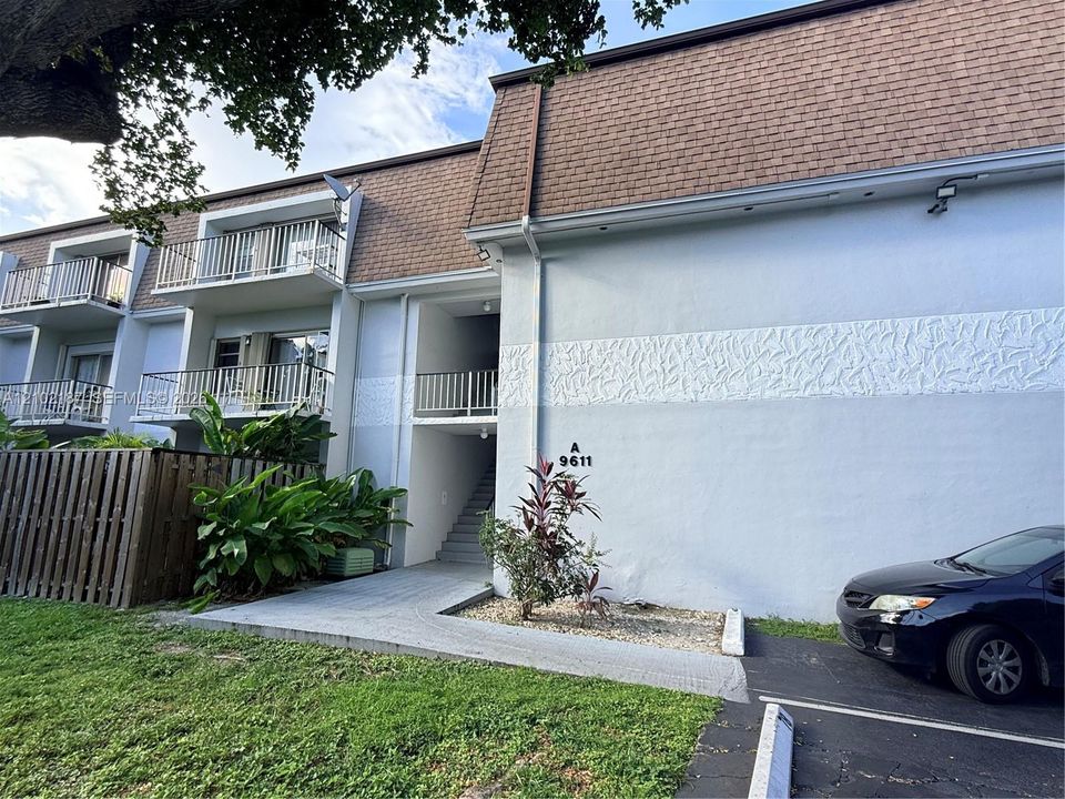 For Sale: $329,900 (2 beds, 2 baths, 998 Square Feet)