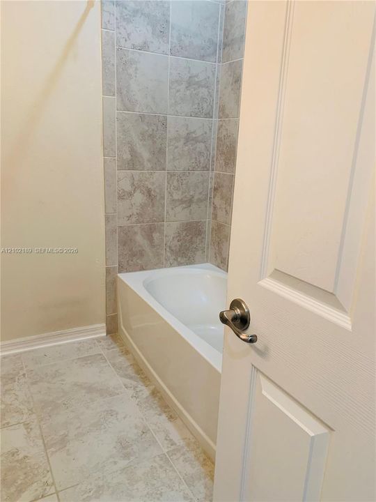 For Rent: $3,175 (5 beds, 3 baths, 2566 Square Feet)