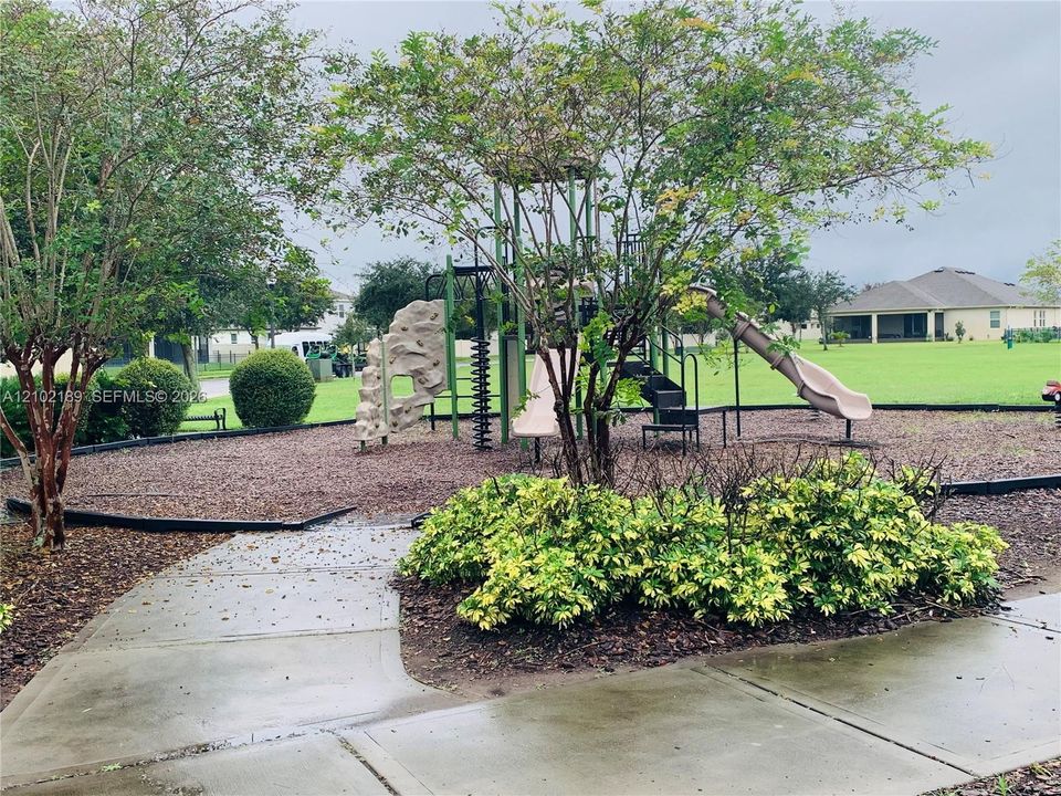 For Rent: $3,175 (5 beds, 3 baths, 2566 Square Feet)
