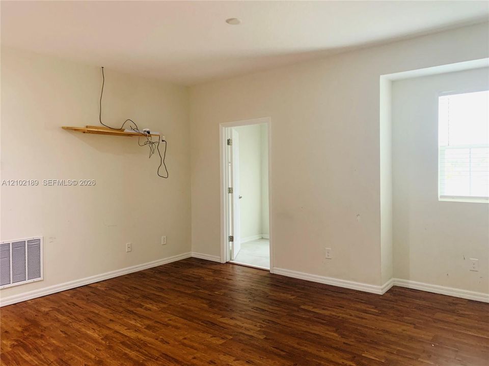 For Rent: $3,175 (5 beds, 3 baths, 2566 Square Feet)