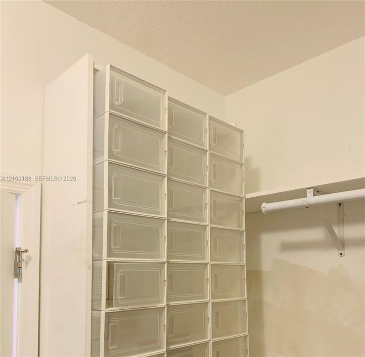 For Rent: $3,175 (5 beds, 3 baths, 2566 Square Feet)