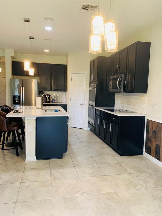For Rent: $3,175 (5 beds, 3 baths, 2566 Square Feet)