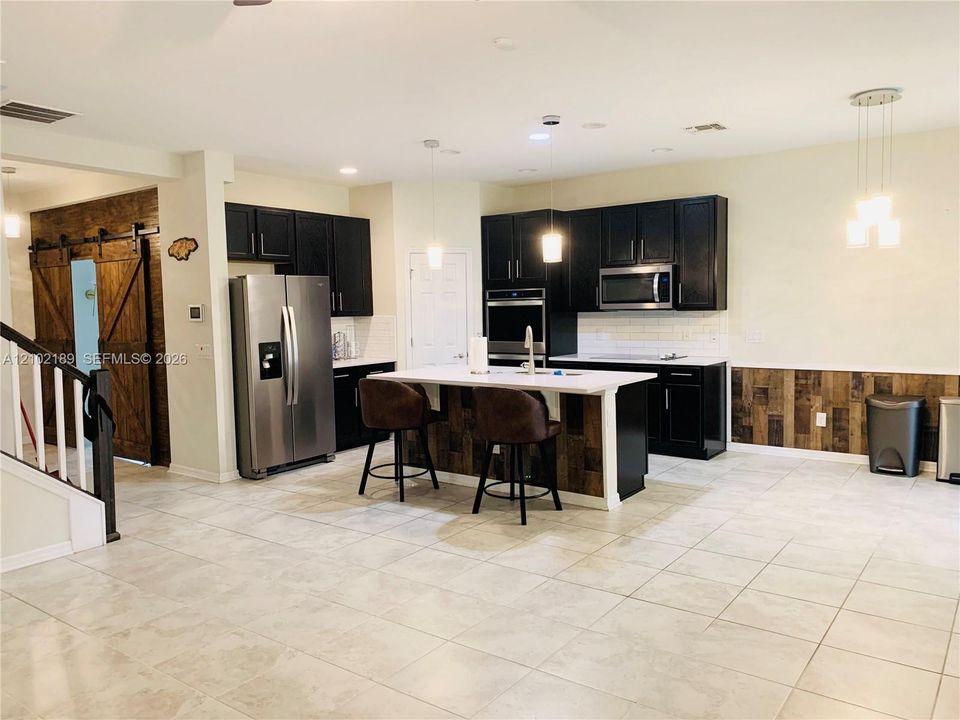 For Rent: $3,175 (5 beds, 3 baths, 2566 Square Feet)