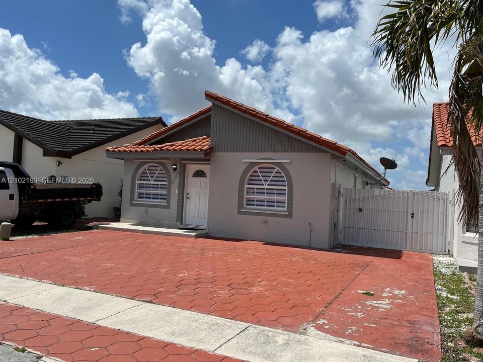 For Rent: $3,300 (3 beds, 2 baths, 1274 Square Feet)