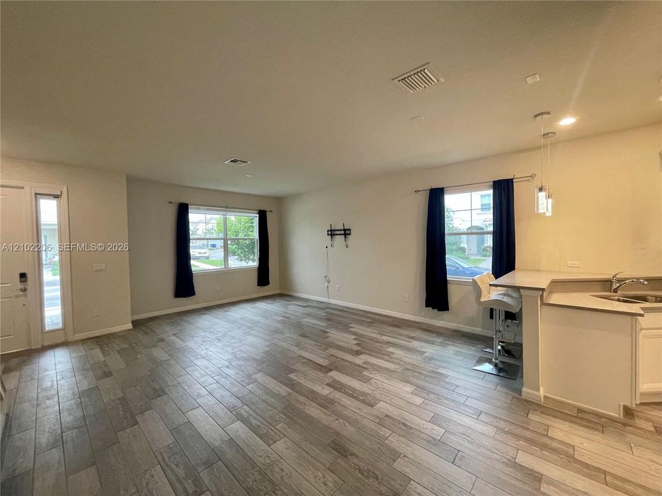 В аренду: $3,600 (3 спален, 2 ванн, 1561 Квадратных фут)