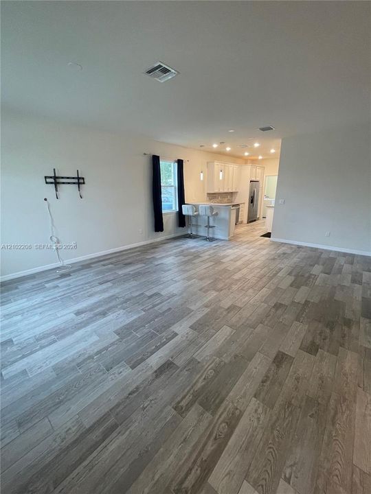 В аренду: $3,600 (3 спален, 2 ванн, 1561 Квадратных фут)