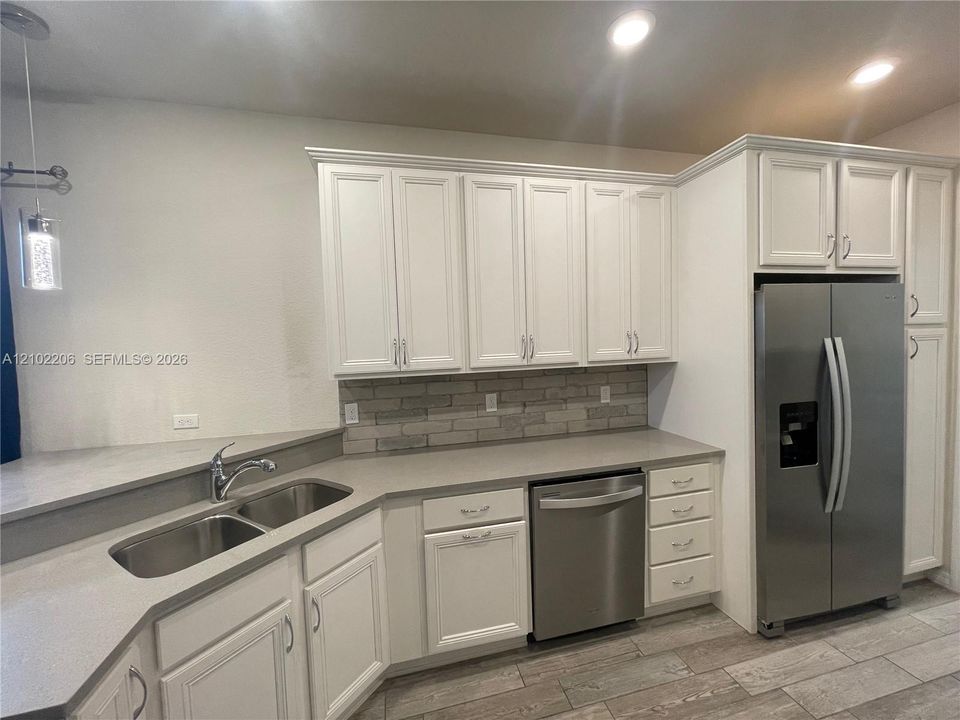В аренду: $3,600 (3 спален, 2 ванн, 1561 Квадратных фут)