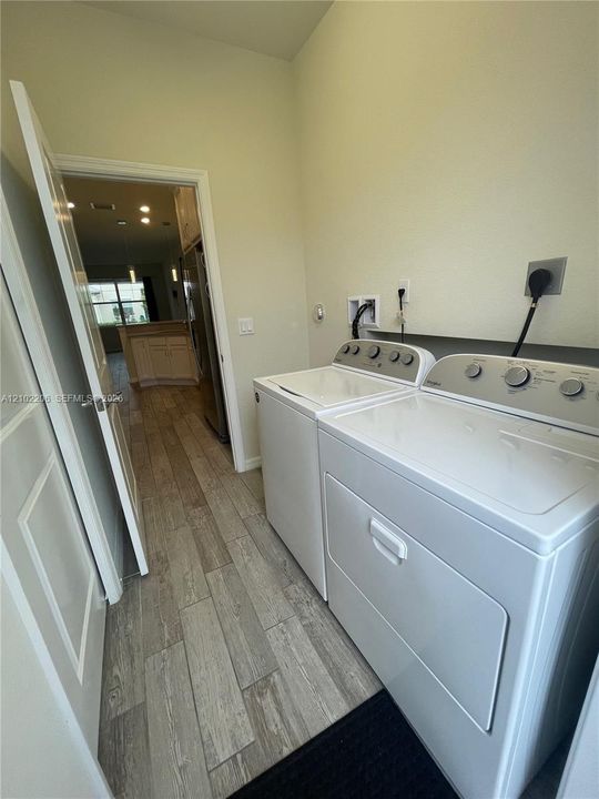 В аренду: $3,600 (3 спален, 2 ванн, 1561 Квадратных фут)