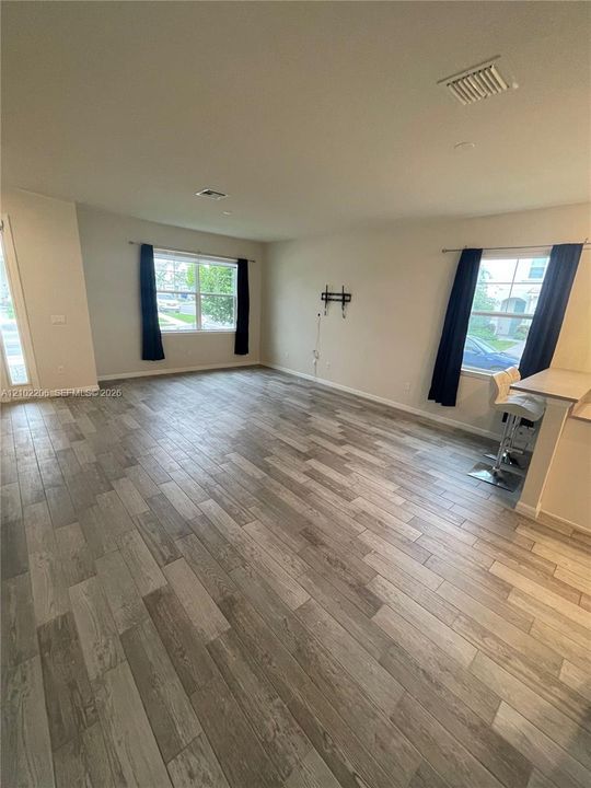 В аренду: $3,600 (3 спален, 2 ванн, 1561 Квадратных фут)