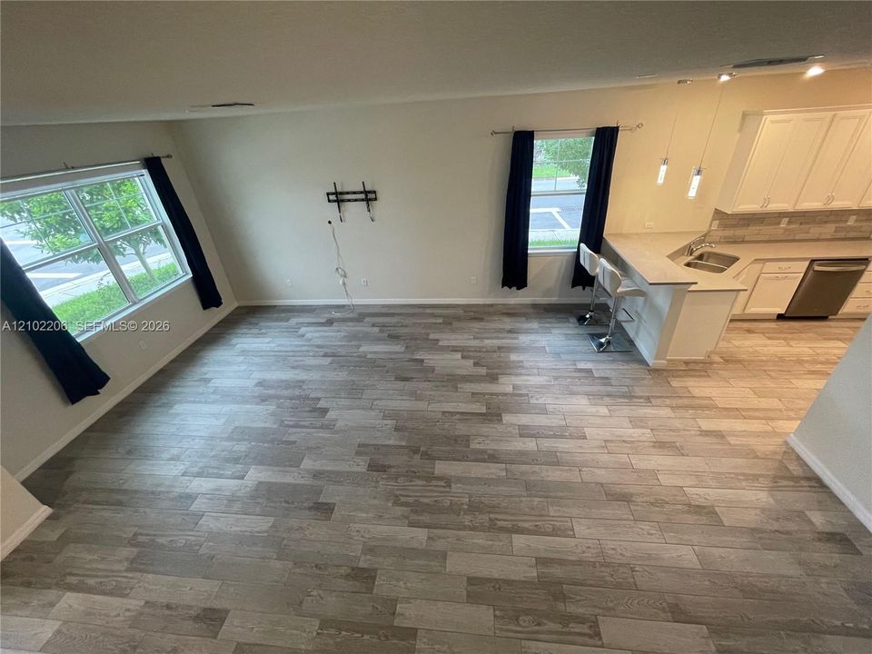 В аренду: $3,600 (3 спален, 2 ванн, 1561 Квадратных фут)