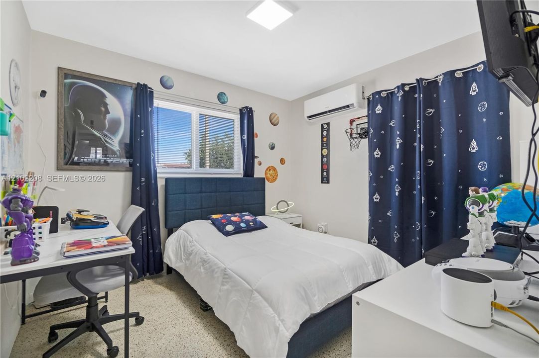 For Sale: $799,999 (5 beds, 2 baths, 1644 Square Feet)