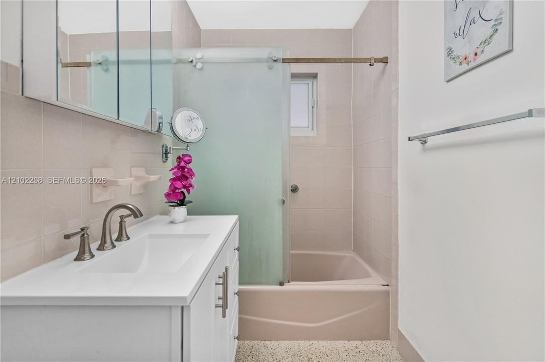 For Sale: $799,999 (5 beds, 2 baths, 1644 Square Feet)