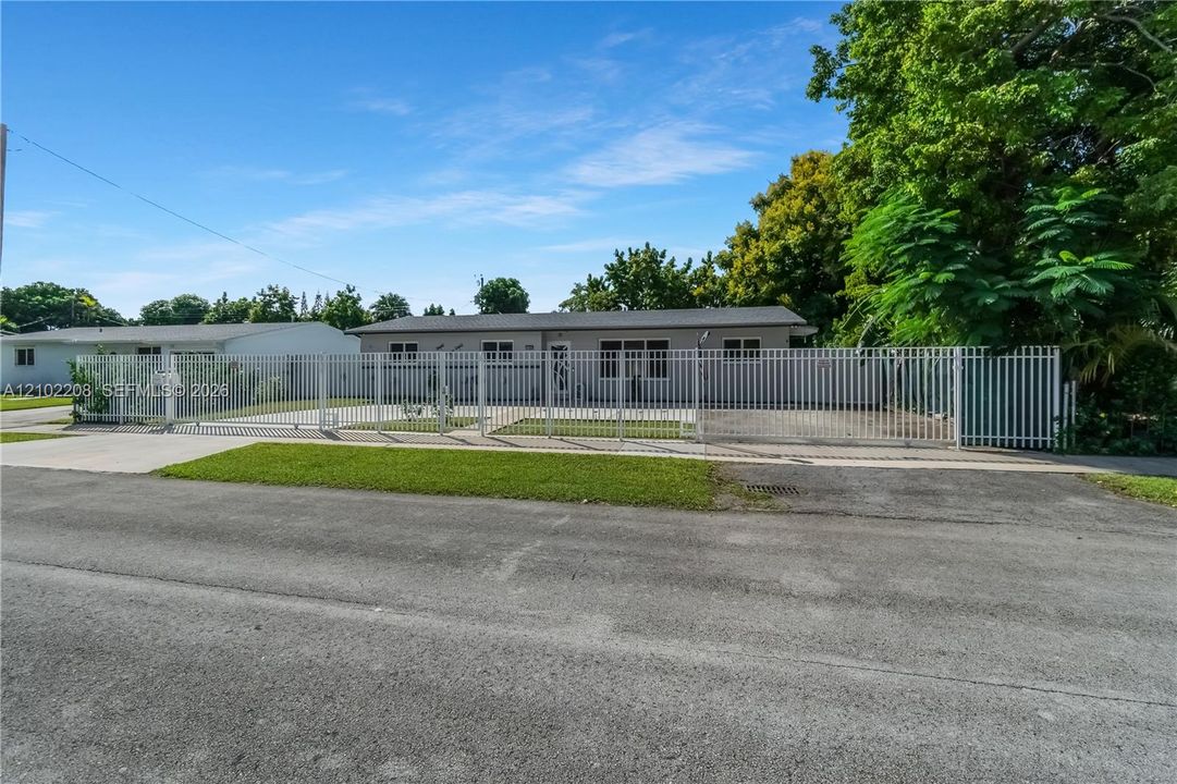 For Sale: $799,999 (5 beds, 2 baths, 1644 Square Feet)
