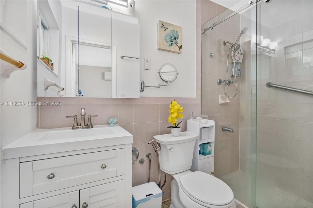 For Sale: $799,999 (5 beds, 2 baths, 1644 Square Feet)