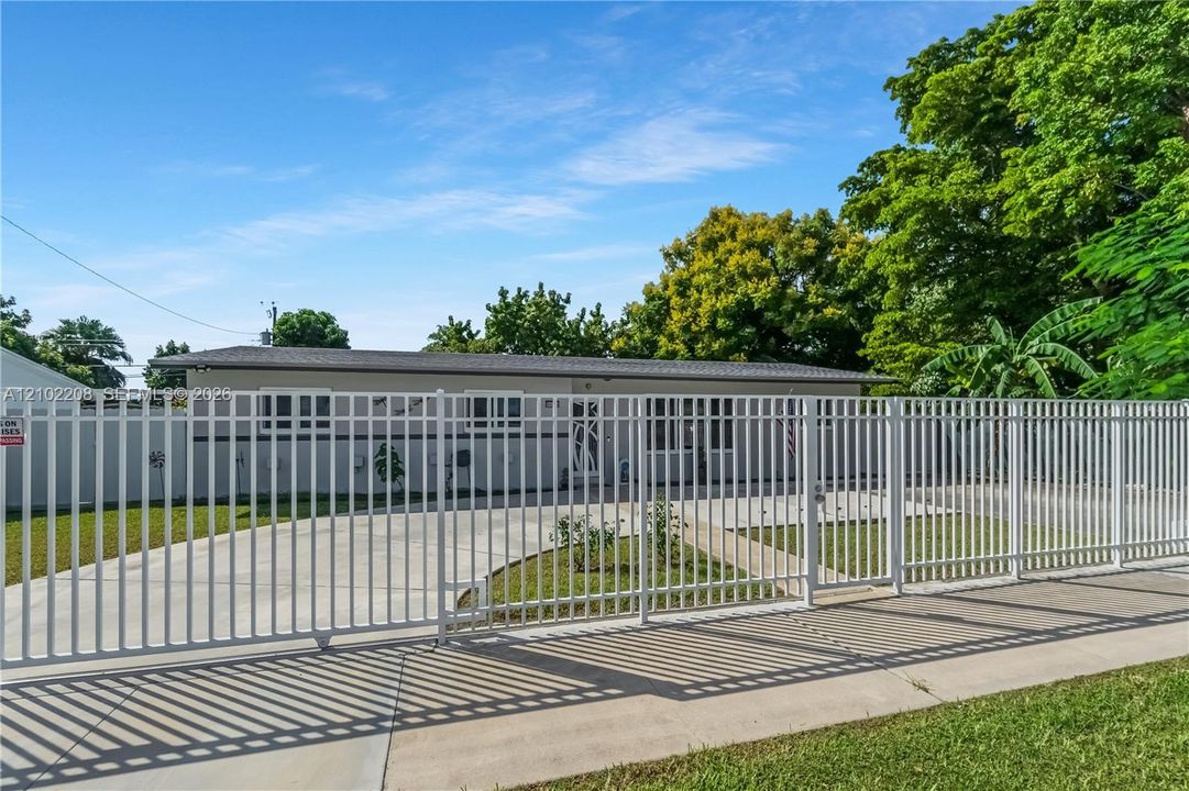 For Sale: $799,999 (5 beds, 2 baths, 1644 Square Feet)