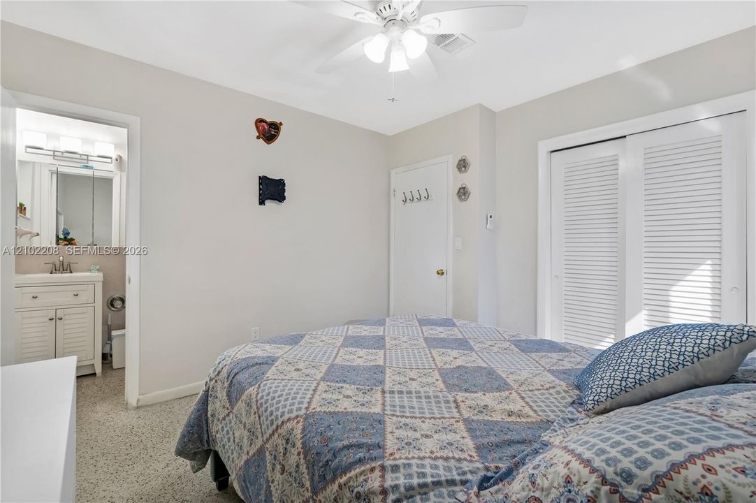 For Sale: $799,999 (5 beds, 2 baths, 1644 Square Feet)