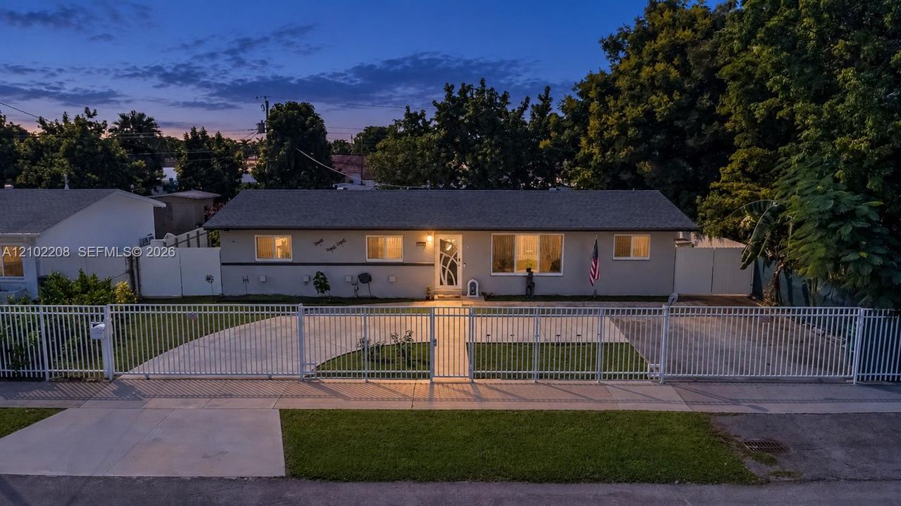 For Sale: $799,999 (5 beds, 2 baths, 1644 Square Feet)