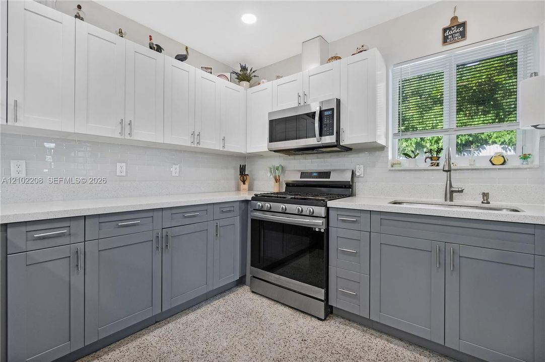 For Sale: $799,999 (5 beds, 2 baths, 1644 Square Feet)