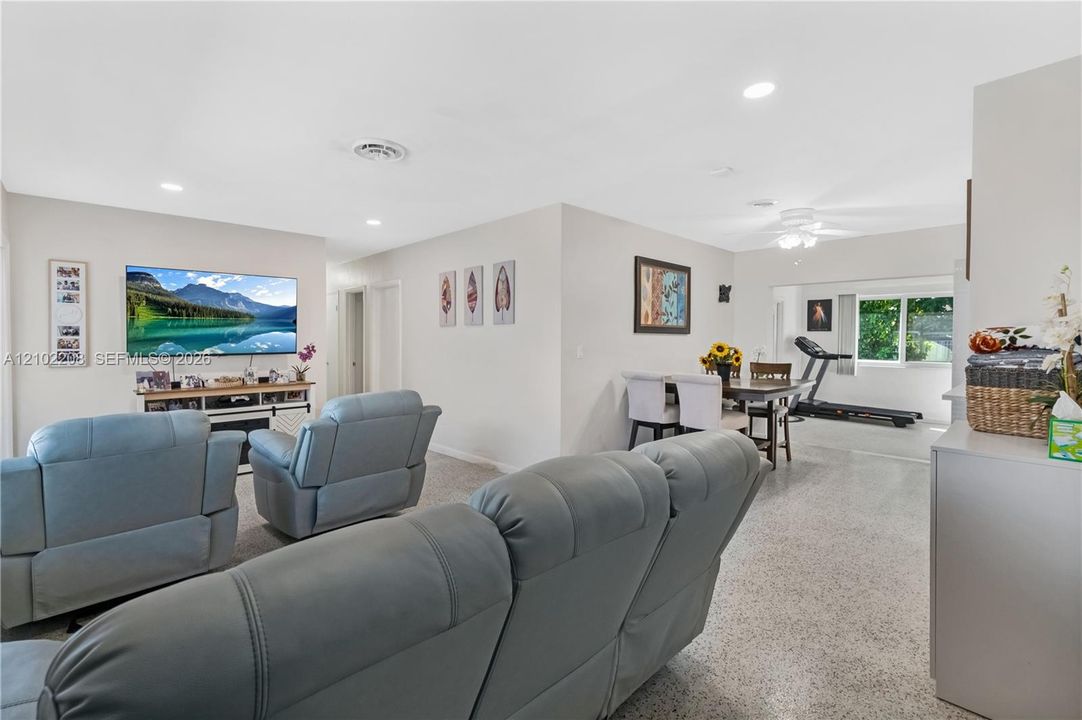 For Sale: $799,999 (5 beds, 2 baths, 1644 Square Feet)