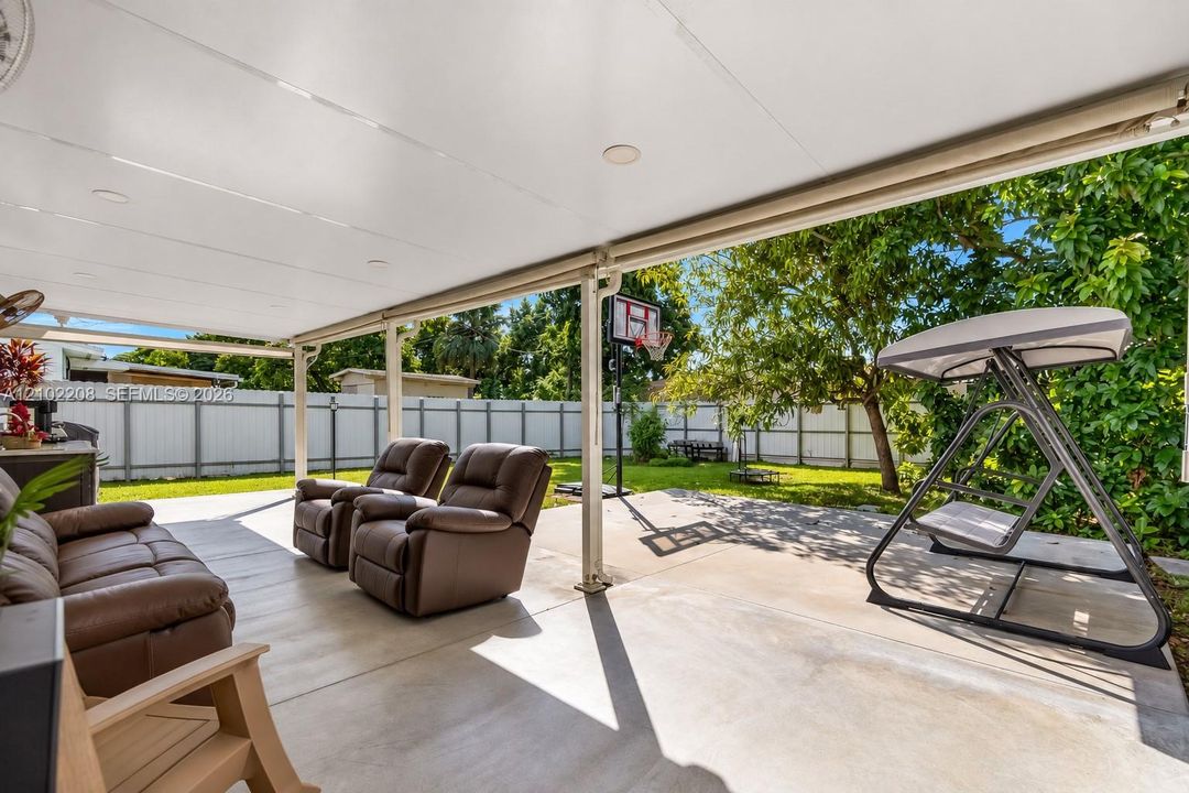 For Sale: $799,999 (5 beds, 2 baths, 1644 Square Feet)
