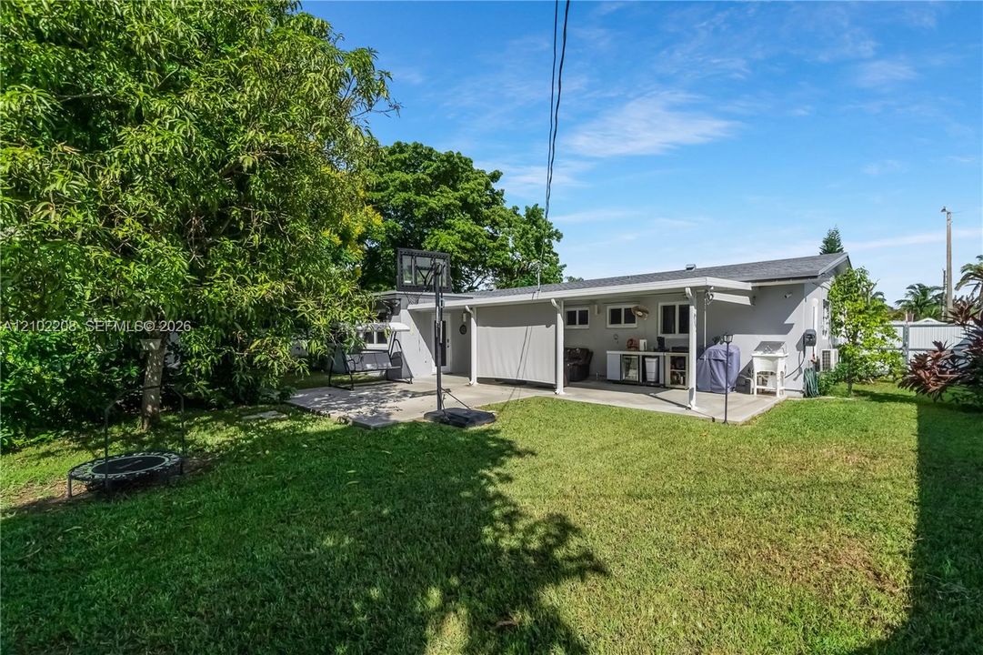 For Sale: $799,999 (5 beds, 2 baths, 1644 Square Feet)