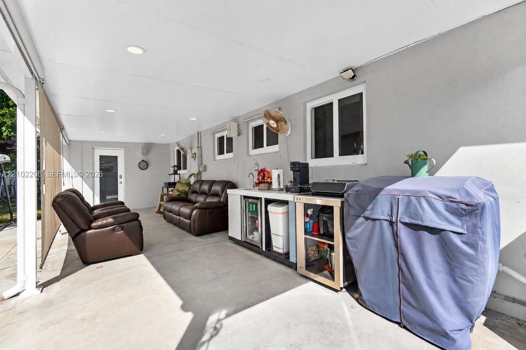 For Sale: $799,999 (5 beds, 2 baths, 1644 Square Feet)