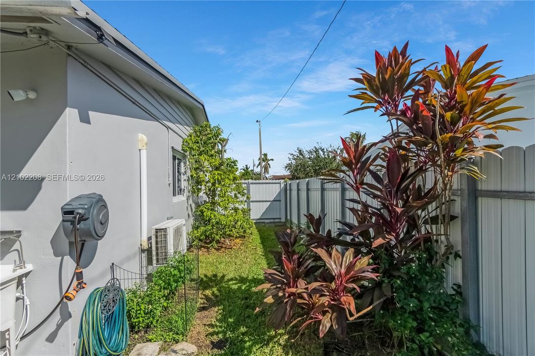 For Sale: $799,999 (5 beds, 2 baths, 1644 Square Feet)