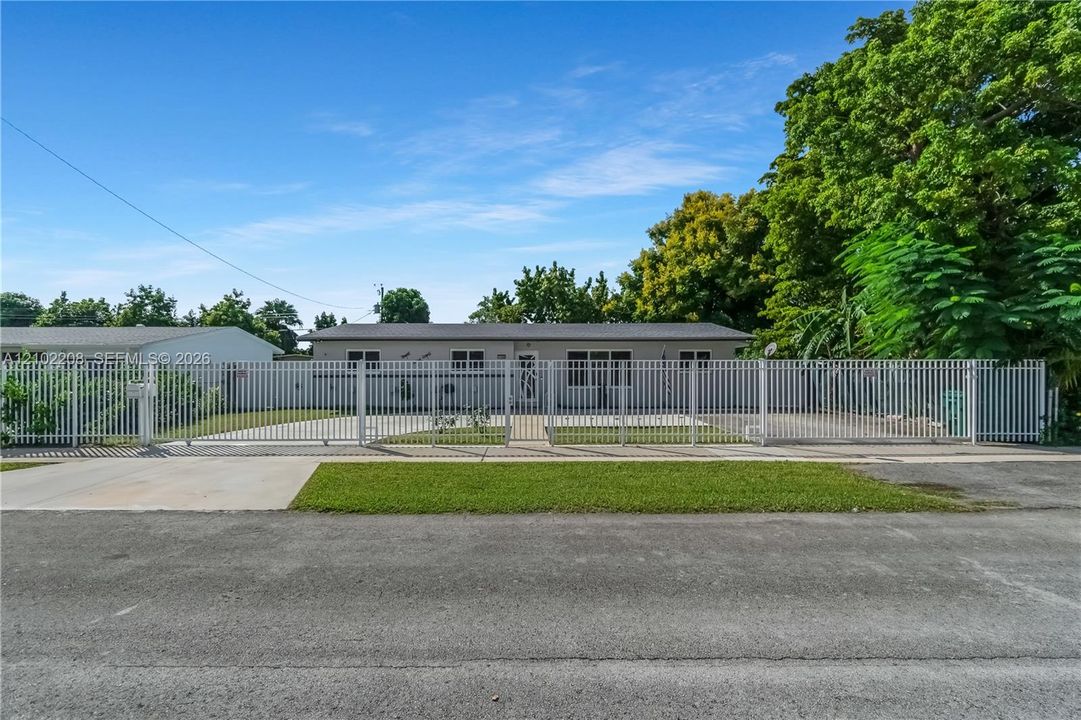 For Sale: $799,999 (5 beds, 2 baths, 1644 Square Feet)