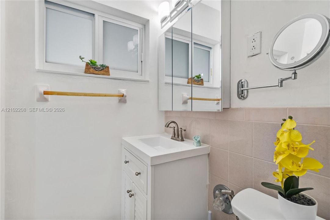 For Sale: $799,999 (5 beds, 2 baths, 1644 Square Feet)