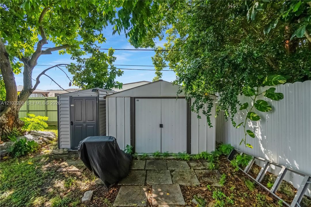 For Sale: $799,999 (5 beds, 2 baths, 1644 Square Feet)
