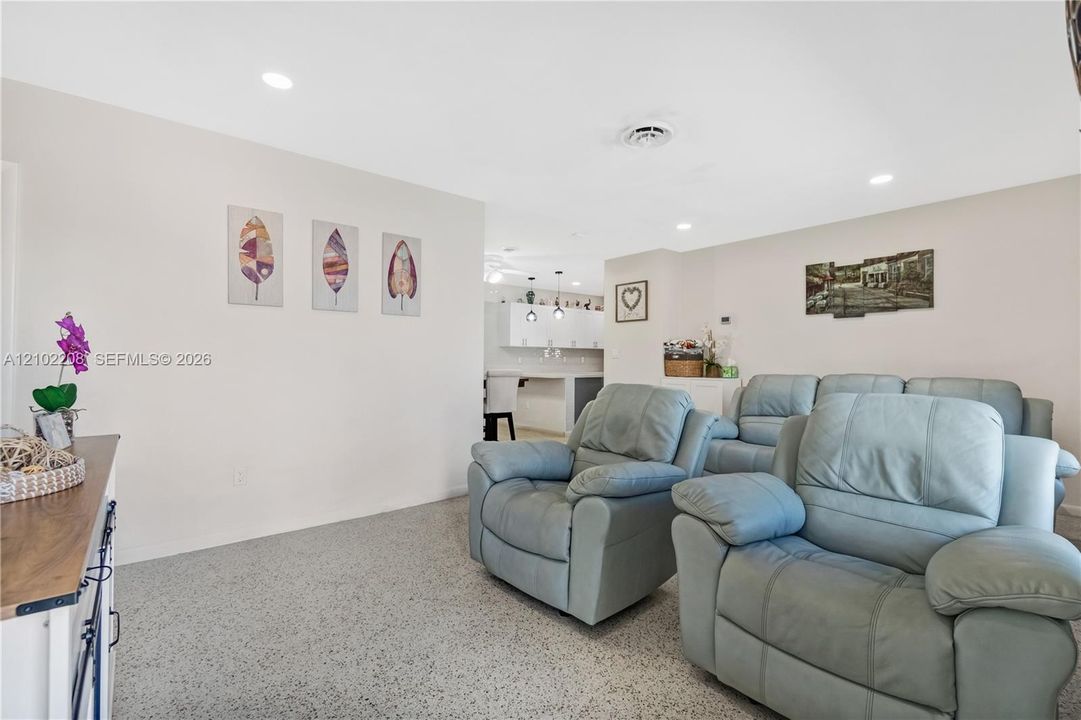 For Sale: $799,999 (5 beds, 2 baths, 1644 Square Feet)