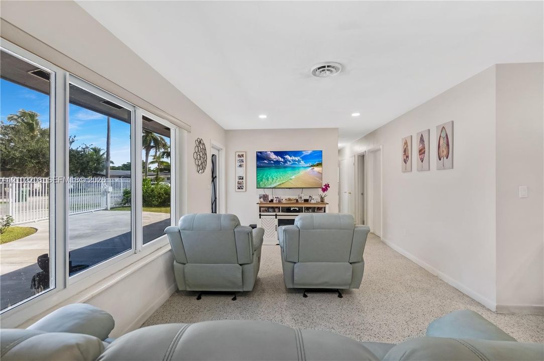 For Sale: $799,999 (5 beds, 2 baths, 1644 Square Feet)