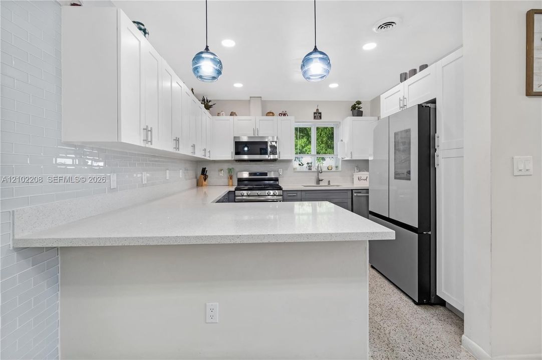 For Sale: $799,999 (5 beds, 2 baths, 1644 Square Feet)