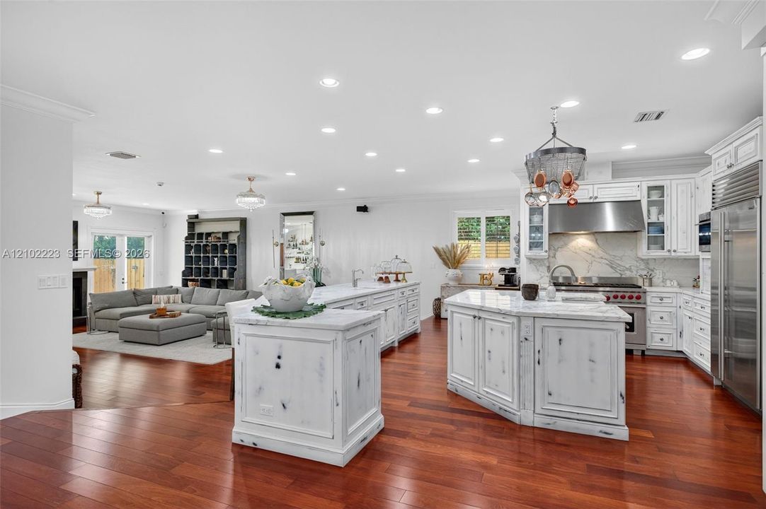 An impressive open concept chef’s kitchen, both expensive countertops, a generous, entertaining bar and a Spacious Center, Island perfectly designed for culinary, creativity and effortless entertaining.