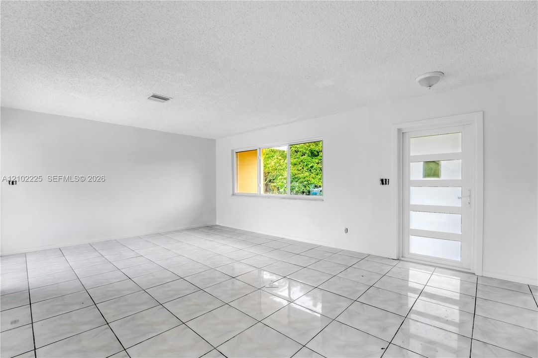 En Venta: $890,000 (3 camas, 2 baños, 1751 Pies cuadrados)