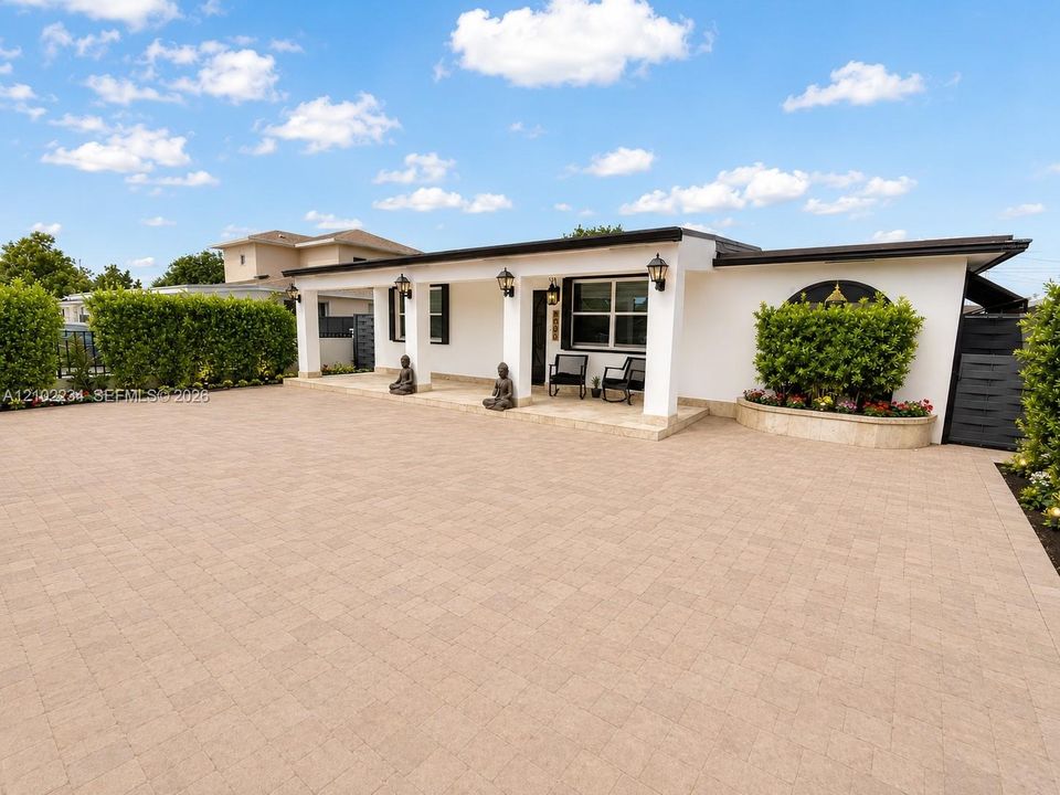 For Sale: $739,000 (2 beds, 2 baths, 1469 Square Feet)