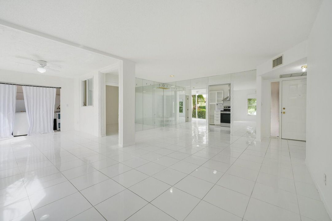 Living Room/Dining Area