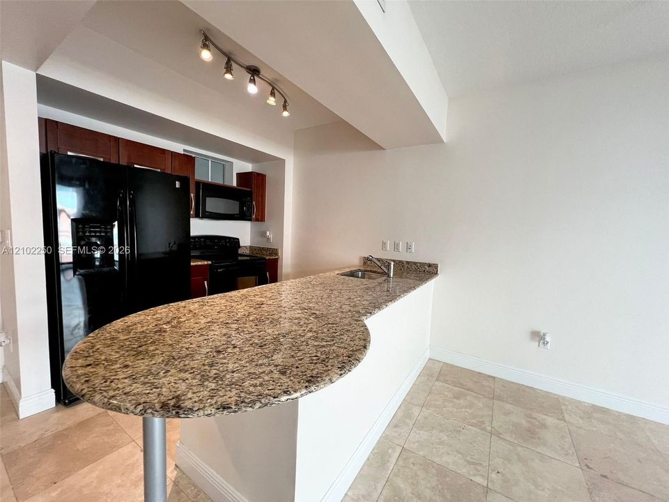 For Rent: $2,300 (1 beds, 1 baths, 682 Square Feet)