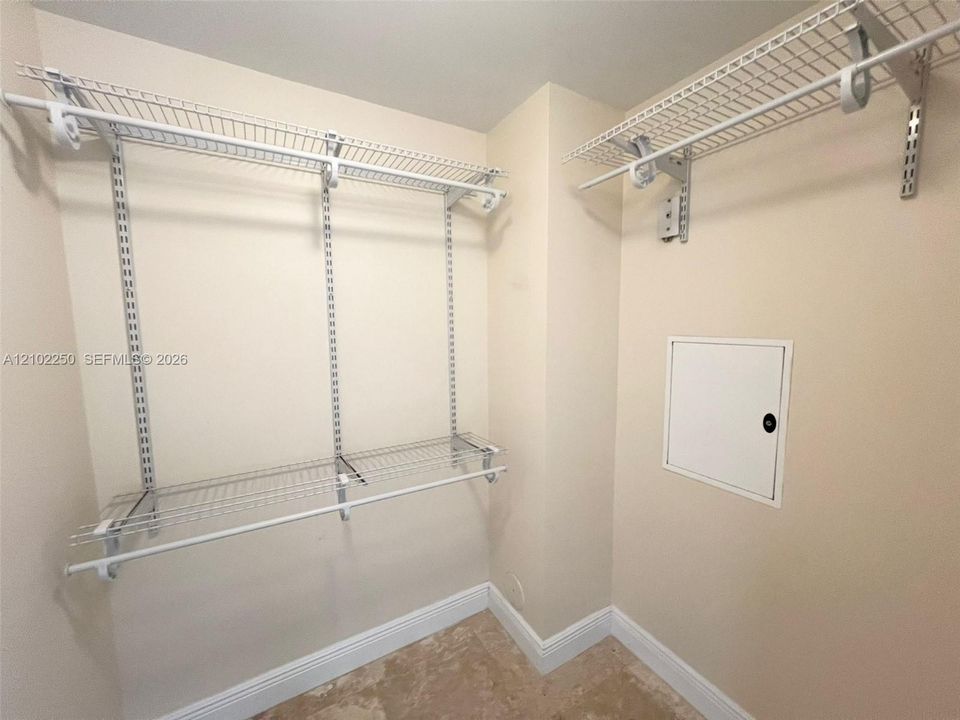 For Rent: $2,300 (1 beds, 1 baths, 682 Square Feet)