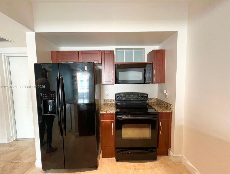For Rent: $2,300 (1 beds, 1 baths, 682 Square Feet)