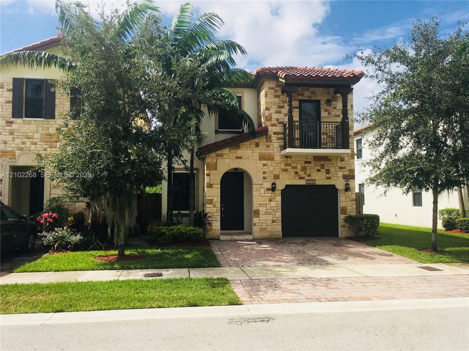 En Venta: $795,000 (4 camas, 3 baños, 2170 Pies cuadrados)