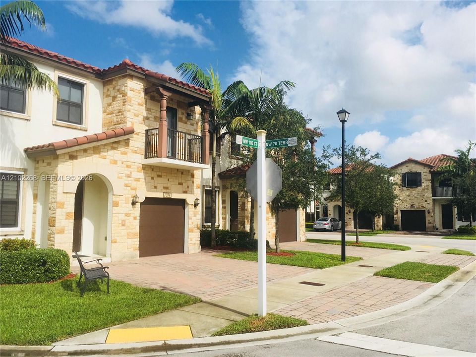 En Venta: $795,000 (4 camas, 3 baños, 2170 Pies cuadrados)