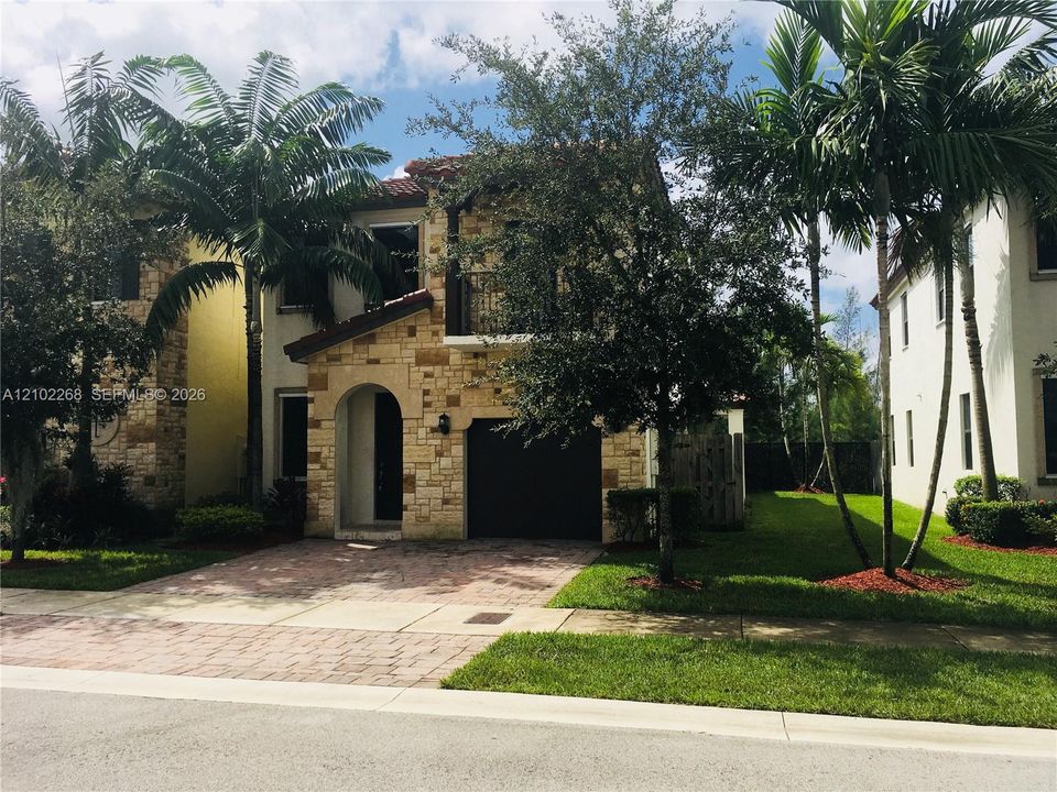 En Venta: $795,000 (4 camas, 3 baños, 2170 Pies cuadrados)