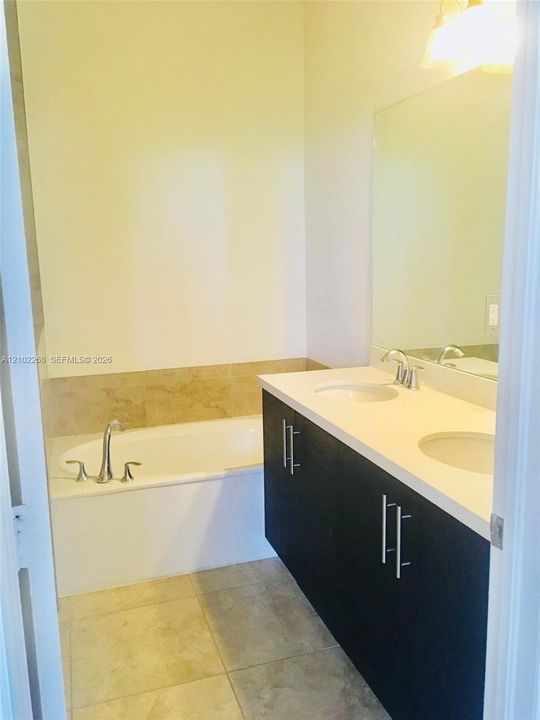 En Venta: $795,000 (4 camas, 3 baños, 2170 Pies cuadrados)