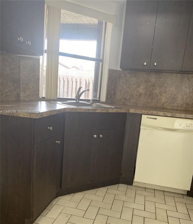 For Rent: $2,500 (2 beds, 2 baths, 885 Square Feet)