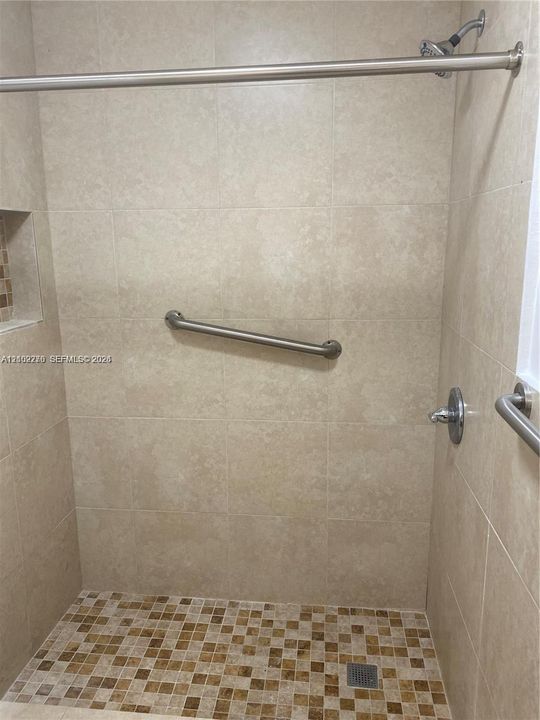 For Rent: $2,500 (2 beds, 2 baths, 885 Square Feet)