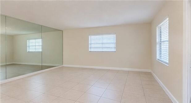 10_living_room_mirrored_wall