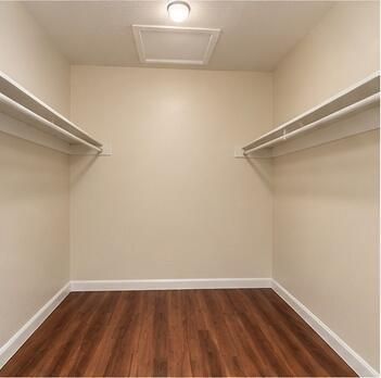 04_walk_in_closet