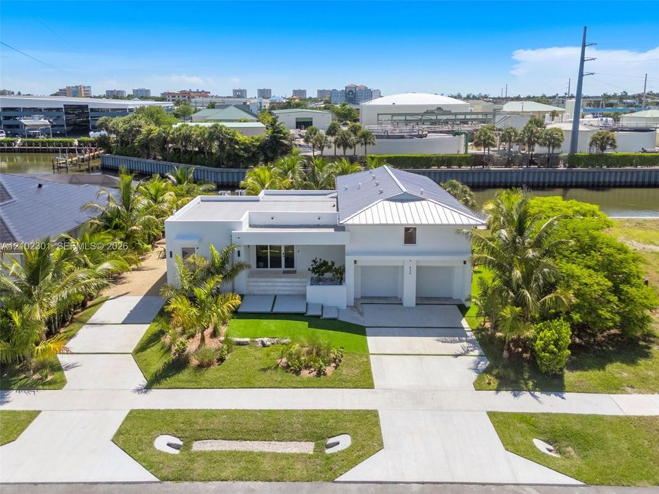For Sale: $2,499,000 (5 beds, 5 baths, 2687 Square Feet)
